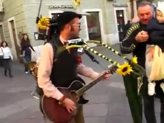 Уличный чудо музыкант