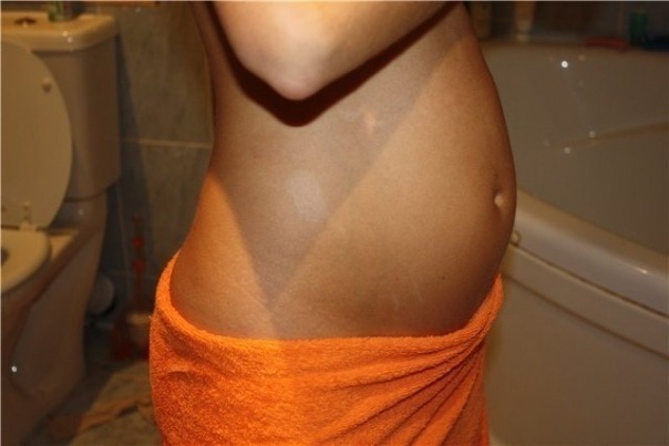 Жир на боках. Стройный живот. Прощай животик плоский. Плоский женский живот. Живот рвет одежду.