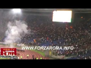 La Curva Sud che entra allo stadio a partita iniziata per protesta contro la Tessera del Tifoso
