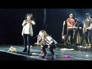 Girl Throws Her Pink Bra At Demi Lovato / Belo Horizonte, Brazil
