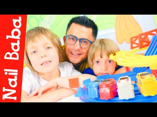 Nail Baba ve çocuklar araba yarışı yapıyorlar - eğlenceli video! Erkekler için video