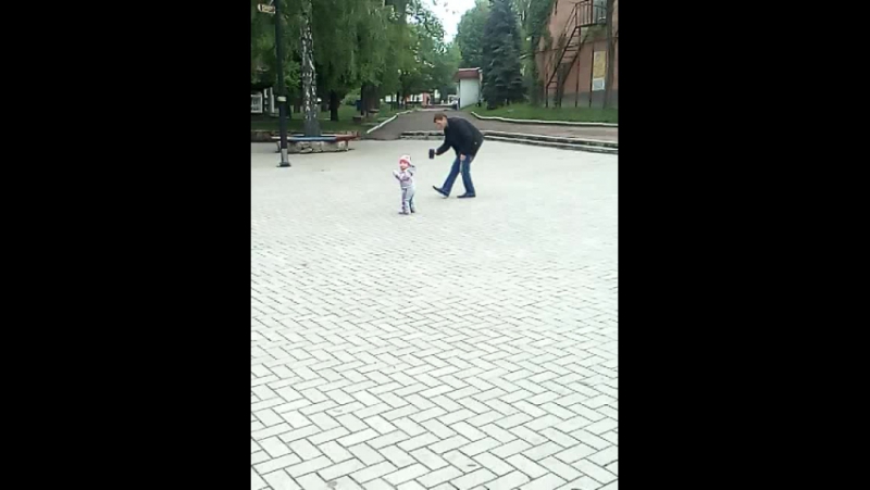 тато намагається сфотографувати доню