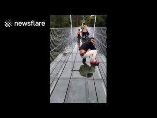 Chinese tourists get really scared walking on glass bridge - Video Dailymotion