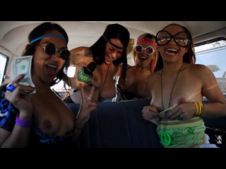 SEXY Girls Flashing On the Bus-MAGIC BUS-Naked And Funny