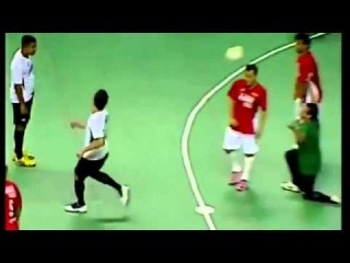 Falcao Amazing Futsal Goal Spinning Backheel Lob Free Kick (18.12.2012)