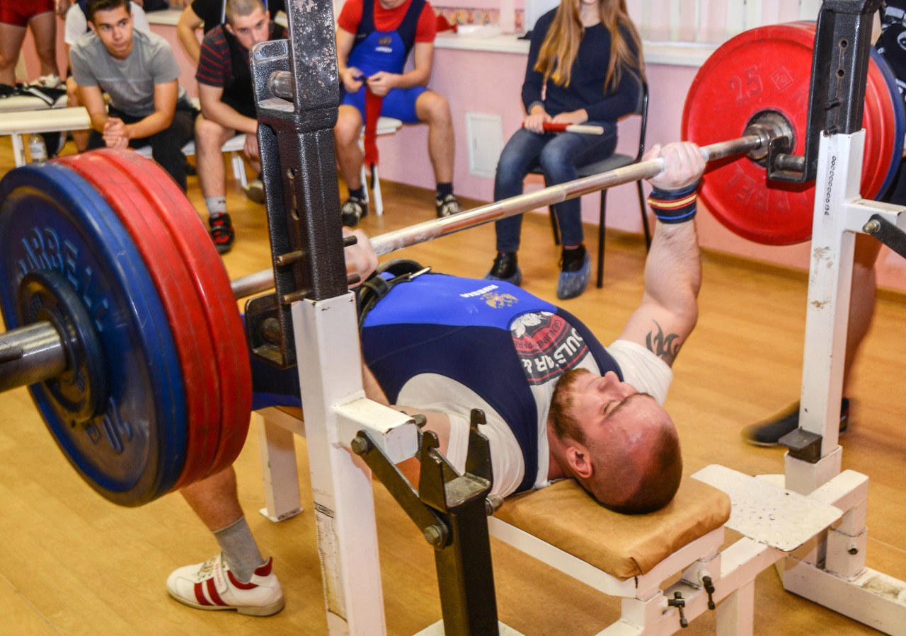 Калуга спорт цена. Соревнования по жиму лежа. Турнир жим лежа. Соревнования по жиму штанги лежа. 160 Кг от груди.