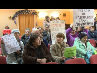 Жители Зонального пришли с протестными плакатами на доклад главы