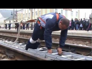 В Красном Лимане двое силачей протащили 650-тонный поезд на 8 метров
