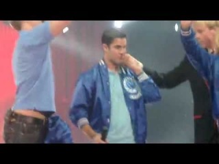Sassy Darren Criss. Glee Live. :)