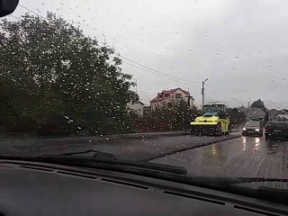 Мостиська. Асфальт стелять в дощ. Зрада?