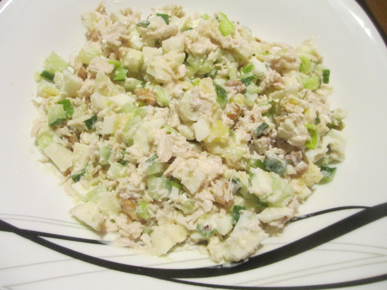 Салат с куриным филе и грецким орехом