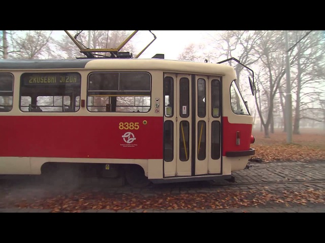 Besipky - Tramvaj a chodec