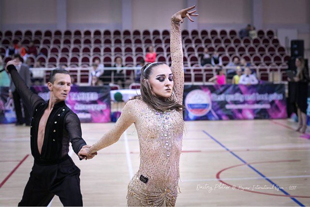Гимнастка в корсете Гимнастка в корсете