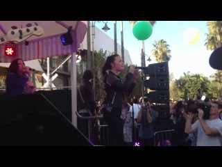 Demi Lovato cantando Give Your Heart a Break na Topshop
