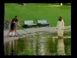 BROMA CAMINANDO SOBRE EL AGUA