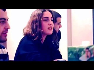 Грузинка душевно поет за столом.