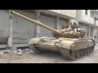 CUANDO DOS HERMANOS DECIDEN TENER DIFERENTES DESTINOS CONTRARIOS Y A CUALQUIER COSTE, VISTA ÚNICA DE LA GUERRA SIRIA: IMÁGENES DE CÁMARAS MONTADAS EN TANQUES LUCHANDO CONTRA LOS REBELDES٭