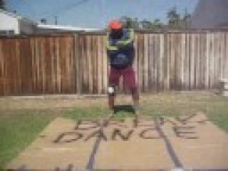 This old drunk man can dance(old school poping and breaking.