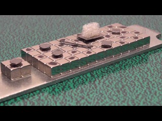 Левитация графитовой фольги и грифеля над магнитами.