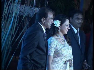 Dharmendra and Hema Malini at Esha Deol's wedding reception.