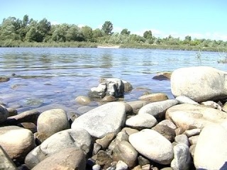 П'яні водії вивозять гравій з річки Прут