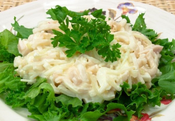 Салат из кальмара, огурца и яиц.