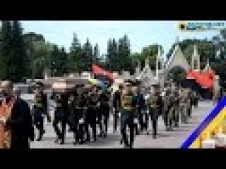 Похорон Василя Сліпака: на колінах та оплесками в останню дорогу провели Героя