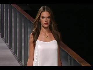Desfile de Mango en la pasarela 080 de Barcelona con Alessandra Ambrosio