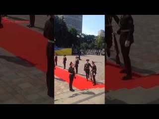 порошенко идёт на инаугурацию, упало ружьё