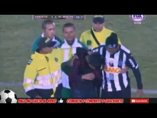 Niño Entra a la cancha para Abrazar a Ronaldinho • Santa Fe vs Atletico mineiro 1-1 2014