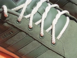 Модная шнуровка кроссовок.Fashionable lacing sneakers.