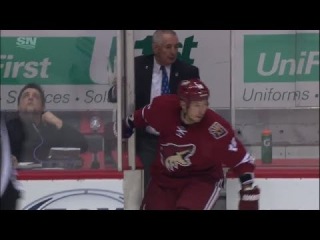 David Moss gets glove stuck in penalty box