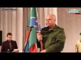 Заместитель верховного атамана Союза казаков России, казачий полковник Виктор Голушкин передал флаг.