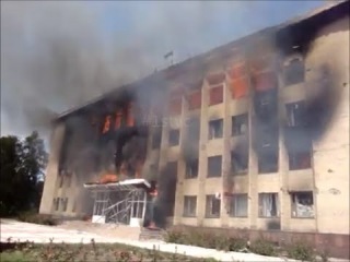 Дзержинск. Террористы при отступлении сожгли горадминистрацию.