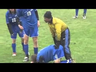 Фаталити мячом. Убойный прикол! / Cool headshot. Very funny.