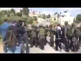 евреи избивают женщин и детей