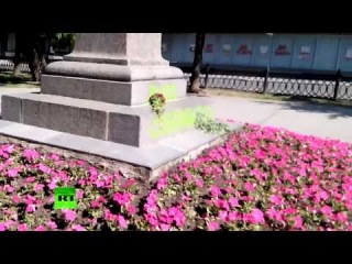 В Харькове вандалы разрисовали памятник Пушкину в день 215-летия со дня рождения поэта