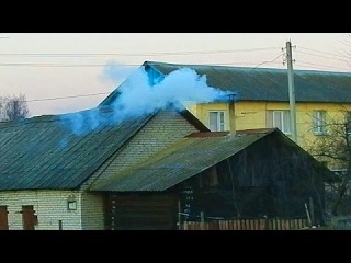Дым из трубы. Дым над деревенским домом. Футажи для видеомонтажа. Футажи дым