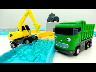 Os carros ajudantes. O caminhão de descarga. Vídeos de brinquedos.