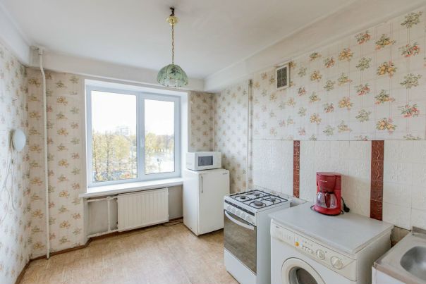 Фото: Пискаревский пр., 39<br><br>Видовая квартира в доме ЖСК. Стеклопакеты. Мебель в подарок. <br>Дом хорошо обслуживается. Чистый подъезд. Новые лифты Отис.<br><br>Экологически чистый север города. Через дорогу - прекрасный парк Академика Сахарова, Бестужевский сад, рядом Полюстровский парк. Все магазины прямо в доме. В 5 минутах