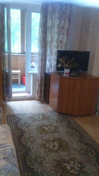 Сдам: Комната 18 м в 3-к, 2/5 эт., г.Москва, ул. Родниковая д.10. <br>Доступные станции метро Юго-Западная 10 км (15-20 минут на автобусе), Румянцево 5 км (7-10 минут на автобусе), Саларьево 3км (5-7 минут на автобусе), м. Киевская (22 минуты на электричке, станция Новопеределкино в 50 МЕТРАХ от дома). Автобусная остановка прямо у дома. Автобусы от дома до метро ездят от 5 утра до 1 часа ночи. Автобусы от метро до дома ездят с 5:00 до 1:50 часа ночи. <br>Сдается изолированная комната 18 м в 3-х комнатной квартире на 2 эт. 5-этажного панельного дома, без ЗАЛОГА и КОМИССИИ от собственника. Риэлторам и агентам не звонить! <br>Соседи - в одной комнате проживает парень с девушкой, во второй комнате женщина с ребенком (все жильцы порядочные, чистоплотные, без вредных привычек). <br>В квартире имеется вся необходимая бытовая техника (холодильник, стиральная машина, электрический чайник). В комнате имеется телевизор, пылесос, необходимая для проживания мебель - стол, стулья, шкафы и диван. <br>Имеется балкон. В комнату подведен высокоскоростной интернет (оплачивается отдельно - 300р.), кабельное телевидение (40 каналов). <br>Рядом парк, продуктовые магазины, химчистка, горнолыжный комплекс, парк, хоккейная коробка, бассейн, школа, 2 детских сада, поликлиника, отделение сбербанка . <br>Предложение для женщины или пары, возможно с ребенком. СТРОГО НЕ КУРЯЩИМ!!! <br>Тип дома: панельный <br>Отопление: централизованное <br>Состояние квартиры: очень хорошее <br>Санузел: раздельный <br>Окна: во двор, вид на березовую рощу (стеклопакеты). <br>Металлическая дверь.Код.Домофон <br>Срок сдачи: длительный <br>В подъезде и на лестничных клетках чисто. <br>За домом имеется бесплатные парковочные места для автомобиля. <br>Оплата 14000р+КОММУНАЛЬНЫЕ ПЛАТЕЖИ (около 2000р.). <br>ПЛАТЕЖ ПРИ ЗАСЕЛЕНИИ ЗА ПЕРВЫЙ И ПОСЛЕДНИЙ МЕСЯЦ СРАЗУ! <br>ТАТЬЯНА ИВАНОВНА 8(906)7671084 - фото Фото: Сдам: Комната 18 м в 3-к, 2/5 эт., г.Москва, ул. Родниковая д.10. <br>Доступные станции метро Юго-Западная 10 км (15-20 минут на автобусе), Румянцево 5 км (7-10 минут на автобусе), Саларьево 3км (5-7 минут на автобусе), м. Киевская (22 минуты на электричке, станция Новопеределкино в 50 МЕТРАХ от дома). Автобусная остановка прямо у дома. Автобусы от дома до метро ездят от 5 утра до 1 часа ночи. Автобусы от метро до дома ездят с 5:00 до 1:50 часа ночи. <br>Сдается изолированная комната 18 м в 3-х комнатной квартире на 2 эт. 5-этажного панельного дома, без ЗАЛОГА и КОМИССИИ от собственника. Риэлторам и агентам не звонить! <br>Соседи - в одной комнате проживает парень с девушкой, во второй комнате женщина с ребенком (все жильцы порядочные, чистоплотные, без вредных привычек). <br>В квартире имеется вся необходимая бытовая техника (холодильник, стиральная машина, электрический чайник). В комнате имеется телевизор, пылесос, необходимая для проживания мебель - стол, стулья, шкафы и диван. <br>Имеется балкон. В комнату подведен высокоскоростной интернет (оплачивается отдельно - 300р.), кабельное телевидение (40 каналов). <br>Рядом парк, продуктовые магазины, химчистка, горнолыжный комплекс, парк, хоккейная коробка, бассейн, школа, 2 детских сада, поликлиника, отделение сбербанка . <br>Предложение для женщины или пары, возможно с ребенком. СТРОГО НЕ КУРЯЩИМ!!! <br>Тип дома: панельный <br>Отопление: централизованное <br>Состояние квартиры: очень хорошее <br>Санузел: раздельный <br>Окна: во двор, вид на березовую рощу (стеклопакеты). <br>Металлическая дверь.Код.Домофон <br>Срок сдачи: длительный <br>В подъезде и на лестничных клетках чисто. <br>За домом имеется бесплатные парковочные места для автомобиля. <br>Оплата 14000р+КОММУНАЛЬНЫЕ ПЛАТЕЖИ (около 2000р.). <br>ПЛАТЕЖ ПРИ ЗАСЕЛЕНИИ ЗА ПЕРВЫЙ И ПОСЛЕДНИЙ МЕСЯЦ СРАЗУ! <br>ТАТЬЯНА ИВАНОВНА 8(906)7671084