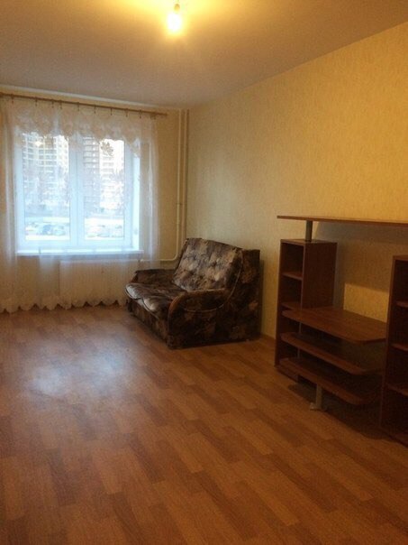 СДАМ ПРОСТОРНУЮ 1 К.КВ. 40 кв. м. В РАЙОНЕ м ПАРНАС #сдам #квартиру #парнас<br>Валерия Гаврилина, 11к1, 4 этаж.<br>-18000 в мес.<br>- До метро 15 мин. пешком, до остановки 2 минуты. Вся инфраструктура рядом.<br>- Есть все необходимое (ст. машина, холодильник, микроволновая печь, телевизор, мебель). В прихожей вместительная гардеробная. Благоустроенная кухня.<br>- Большая ванна. Большой застеклённый балкон с выходом из кухни.<br>- На длительный срок!<br>- Можно с воспитанными питомцами.<br>18т.р. + К/У, Залог 50% (можно частями) - всегда возвращается.<br>Комиссия 50% - всегда окупается (без предоплаты).<br>7-905-224-59-50 - фото Фото: СДАМ ПРОСТОРНУЮ 1 К.КВ. 40 кв. м. В РАЙОНЕ м ПАРНАС #сдам #квартиру #парнас<br>Валерия Гаврилина, 11к1, 4 этаж.<br>-18000 в мес.<br>- До метро 15 мин. пешком, до остановки 2 минуты. Вся инфраструктура рядом.<br>- Есть все необходимое (ст. машина, холодильник, микроволновая печь, телевизор, мебель). В прихожей вместительная гардеробная. Благоустроенная кухня.<br>- Большая ванна. Большой застеклённый балкон с выходом из кухни.<br>- На длительный срок!<br>- Можно с воспитанными питомцами.<br>18т.р. + К/У, Залог 50% (можно частями) - всегда возвращается.<br>Комиссия 50% - всегда окупается (без предоплаты).<br>7-905-224-59-50