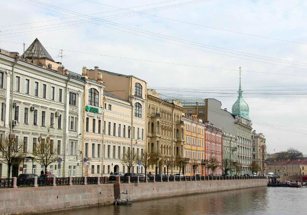 Фото: Грибоедова канала наб., 89<br><br>Предлагается в аренду уютная 3 х комнатная квартира в историческом центре Петербурга.<br><br>Общая пл. 69 кв.м., включает в себя: кухню, спальню, гостиную- каминную, просторную ванную комнату, гардеробную.<br><br>Дом клубного типа всего 33 квартиры.<br>Закрытый благоустроенный охраняемый двор. Вход с канала.<br>62000, залог, комиссия 80%