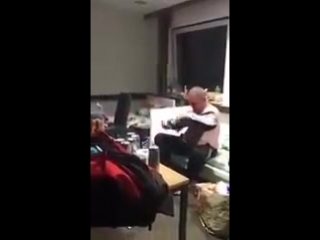 Да как надеть эту кофту?!