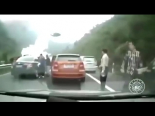НЛО В Китае НЛО атакует мирных людей Реальные кадры UFO in China Real video