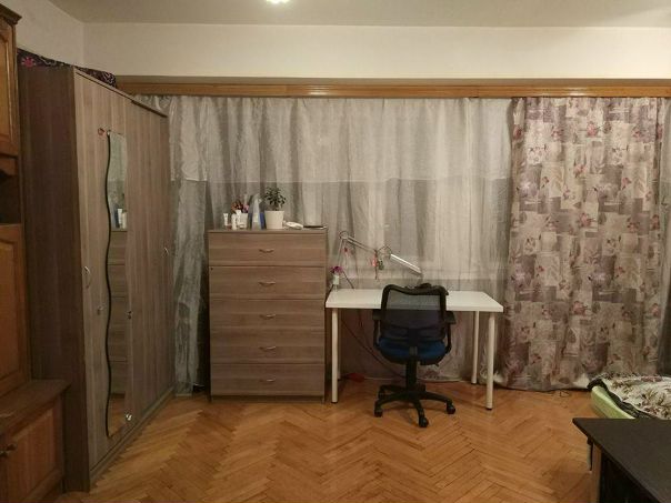 Фото: Съезжаю из просторной (25кв м) и светлой комнаты на Новокузнецкой. В квартире 3 комнаты и 2 соседки, на мой взгляд, идеальные - у нас всегда тихо и спокойно. <br>Цена вопроса 25 к + столько же залог. До метро 5 минут пешком, до парка Зарядье - 20 минут, под окном канал с уточками и вид на сталинскую высотку.<br>По условиям: в комнате большой угловой диван, вместительные шкафы и окно во всю стену. Вещи исчезнут со мной) ВАЖНО: Ищем девочку. <br><br>Открыть все контакты собственников на стене и получить приглашение к закрытой базе - 299 рублей в неделю можно через вкладку ТОВАРЫ или написав в СООБЩЕНИЯ СООБЩЕСТВА  