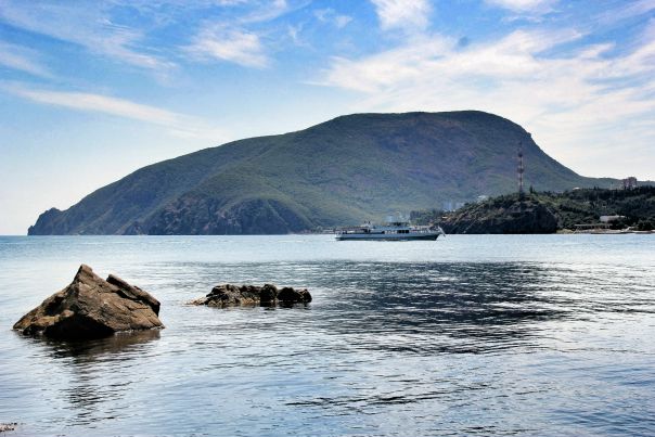 Отдых на море ! Приглашаем всех на отдых в наш гостевой дом . Мы находимся в 5 минутах ходьбы от пляжа на побережье Черного моря, в центре Партенита. Партенит- курортный центр расположенный на Южном берегу Крыма, возле Медведь-горы, между Алуштой и Ялтой порадует Вас шикарными пейзажами, теплым ласковым морем , наличием парков , дельфинария, множество кафе и ресторанов . Пляжи в Партените в основном мелко-галечные оборудованные пляжи, но есть дикие бухточки и кусочки берега под горой Аю-Даг. Наш гостевой дом представляет собой двухэтажное здание <br>Есть номера 2 - х, 3 – х и 4-х местные . <br>В каждом номере хорошая мебель (кровати, тумбочки, стол, стулья), кондиционер, телевизор, холодильник, электрочайник, посуда своя терраса с шикарным видом на море и Медведь-гору.Стоимость номера - 500 руб. с человека за сутки. Цену уточняйте по телефону. <br>На территории есть мангал. В номерах и на территории есть WI-Fi. <br>Рядом с гостиницей расположены: кафе, рестораны - на любой вкус, автовокзал в 5 мин ходьбы, всевозможные магазины, рынок, церковь, в 10 мин ходьбы находится дельфинарий, где каждый отдыхающий может получить массу удовольствия от выступления дельфинов, также есть парки для пеших прогулок, парк аттракционов и еще много всего интересного. <br> <br>Наш номер телефона для связи +7978 749 73 87 – Марина ( Есть Viber, WhatsApp) . Звоните ! Ждем Вас - фото Фото: Отдых на море ! Приглашаем всех на отдых в наш гостевой дом . Мы находимся в 5 минутах ходьбы от пляжа на побережье Черного моря, в центре Партенита. Партенит- курортный центр расположенный на Южном берегу Крыма, возле Медведь-горы, между Алуштой и Ялтой порадует Вас шикарными пейзажами, теплым ласковым морем , наличием парков , дельфинария, множество кафе и ресторанов . Пляжи в Партените в основном мелко-галечные оборудованные пляжи, но есть дикие бухточки и кусочки берега под горой Аю-Даг. Наш гостевой дом представляет собой двухэтажное здание <br>Есть номера 2 - х, 3 – х и 4-х местные . <br>В каждом номере хорошая мебель (кровати, тумбочки, стол, стулья), кондиционер, телевизор, холодильник, электрочайник, посуда своя терраса с шикарным видом на море и Медведь-гору.Стоимость номера - 500 руб. с человека за сутки. Цену уточняйте по телефону. <br>На территории есть мангал. В номерах и на территории есть WI-Fi. <br>Рядом с гостиницей расположены: кафе, рестораны - на любой вкус, автовокзал в 5 мин ходьбы, всевозможные магазины, рынок, церковь, в 10 мин ходьбы находится дельфинарий, где каждый отдыхающий может получить массу удовольствия от выступления дельфинов, также есть парки для пеших прогулок, парк аттракционов и еще много всего интересного. <br> <br>Наш номер телефона для связи +7978 749 73 87 – Марина ( Есть Viber, WhatsApp) . Звоните ! Ждем Вас