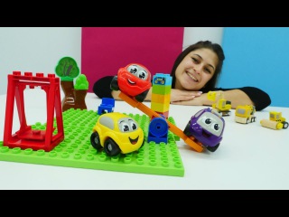 Oyuncak arabalar renkli şekilleri buluyorlar! LEGO inşaat oyunları.