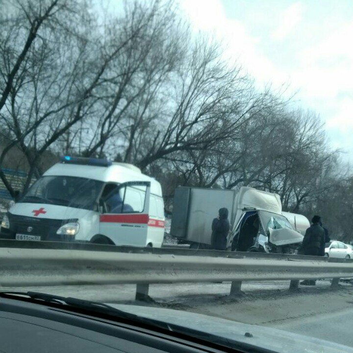 В Новосибирске пассажиров зажало в ГАЗели после ДТП на Бердском шоссе В Новосибирске пассажиров зажало в ГАЗели после ДТП на Бердском шоссе