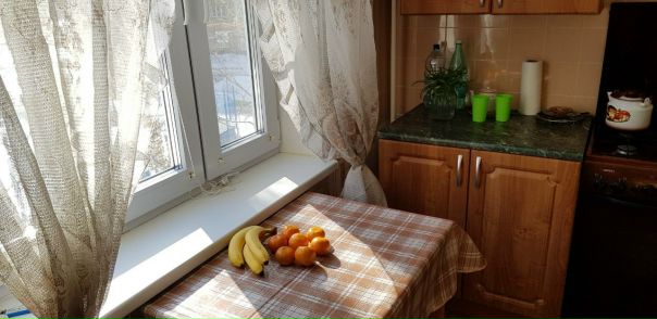 Фото: Сдается в аренду солнечная 2-х комнатная квартира в тихом дворе - общей площадью 50,2 кв.м. на длительный срок по адресу: Балашиха, улица Твардовского, д.13.<br>3 этаж 9-ти этажного дома. Сдается в аренду впервые.<br>В квартире сделан свежий косметический ремонт.<br>Есть мебель, а также вся необходимая бытовая техника: холодильник, стиральная машина, газовая плита, телевизор. Кухня большая и комфортная, обе комнаты светлые. С/у раздельный.<br>Есть балкон. Подъезд чистый, есть лифт.<br>15 минут от м. Щелковская, м. Партизанская, м. Новогиреево (ходят часто автобусы и маршрутки).<br>От собственника.<br>Условия аренды: 23 000 рублей в месяц + вода, электричество по счетчикам + телефон (по квитанциям, если есть необходимость в городском телефоне).<br>Депозит 20 000 рублей, возвратный.<br>Контактный телефон: 8 977 169 92 11<br> S. Shcherbinina